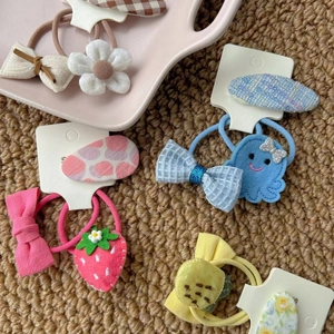 Set de 7 accessoires cheveux doux avec fleurs, nœuds et broderies fraises pour filles