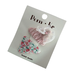 Set mit floralen Stoff-Haarspangen und Spitzen-Schleifen-Clips für Mädchen auf Karte