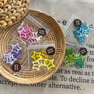 Detalle de pinzas para el pelo de estrella con purpurina y cuadros hechos a mano