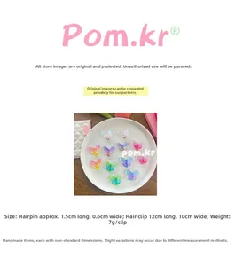 Détail de mini barrettes papillon colorées et translucides pour enfants de 1,5 cm