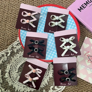Set de pinzas para el cabello con lazo de satén, perlas y decoraciones de rosas
