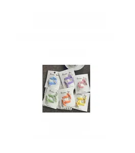 Set dettagliato di sei fiocchi per capelli in pizzo colorati con accenti floreali glitter