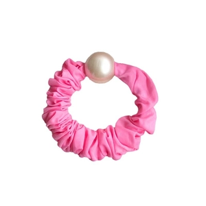 Chouchou en tissu rose néon avec grande perle pour des coiffures en queue de cheval