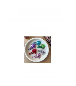 Dettaglio di vari colori di fermagli per capelli a cuore con paillettes e lega