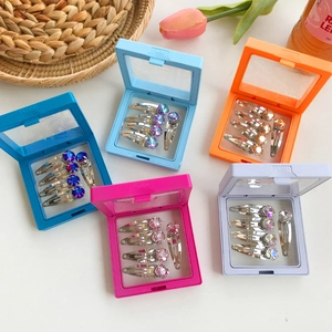 Set de cinq barrettes à strass colorés pour filles dans une boîte cadeau transparente
