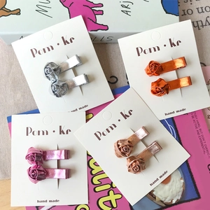 Lot de quatre jolies barrettes roses en cuir métallisé en argent, orange, rose et or rose