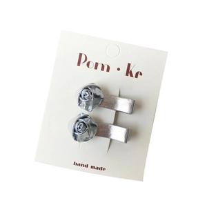 Paire de barrettes roses 3D en cuir argenté pour femmes et enfants sur support