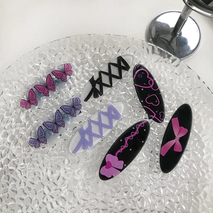 Set di 7 fermagli per capelli in acrilico colorato con farfalle e cuori su vassoio