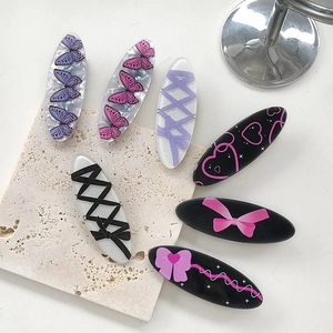 Set dettagliato di sette fermagli per capelli ovali con farfalle viola e decorazioni