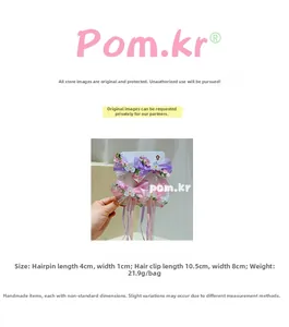 Détail des barrettes à fleurs avec perles et pompons sur carte de présentation