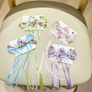 Lot de quatre barrettes à fleurs en vert, rose, bleu et violet avec chaînes de perles