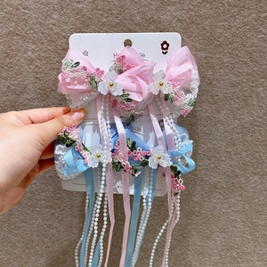 Barrettes à fleurs avec longs rubans en dentelle et glands de perles blanches en rose bleu