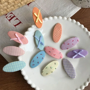 Cute floral and plaid oval BB hair clips set for girls in elegant white ceramic plate