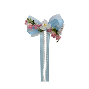 Barrette nœud en ruban bleu ciel avec broderie florale et chaînettes de perles nacrées