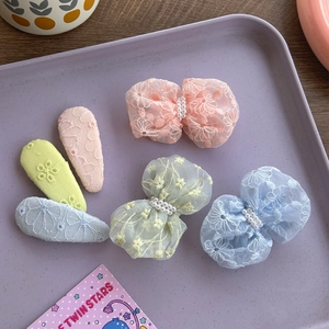 Detalle de juego de 5 horquillas de encaje con perlas y bordados de colores