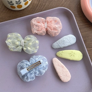 Set de 6 pinzas para el cabello de encaje con perlas y bordados en tonos pastel