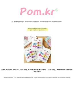 Détail de barrettes colorées en forme d'étoile, cœur et lapin sur carte blanche