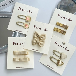 Set de barrettes cheveux avec cœurs et nœuds dorés en simili cuir pour fillettes