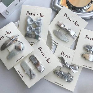 Barrettes à cheveux argentées avec nœud et cœur pour filles sur carte de produit