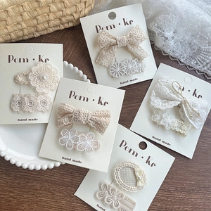Ensemble de barrettes en dentelle avec perles et fleurs sur cartes décoratives