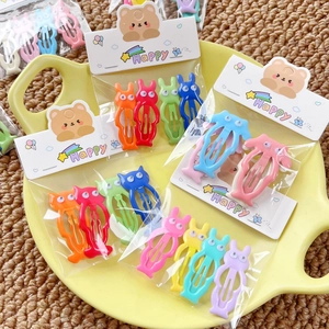 Bunte Cartoon-Tier-Haarspangen für Kinder mit beweglichen Augen auf gelbem Tablett