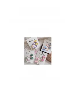 Détail des barrettes nœuds faites main pour filles avec motifs floraux et taille de 5cm