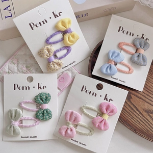 Barrettes à cheveux à fleurs pour enfants sur plateau en bois, style bohème chic