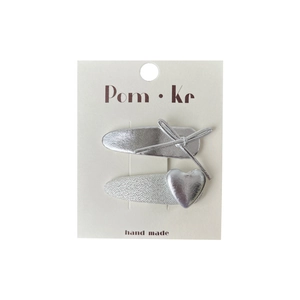 Lot de barrettes argentées avec nœud et cœur sur carte de présentation pour femme