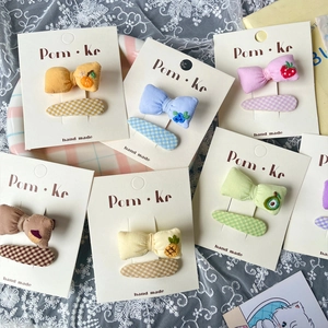 Ensemble détaillé de barrettes en tissu fait main avec broderies de fruits et carreaux