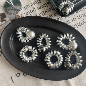 Élastiques à cheveux spirale avec perles argentées sur un plateau noir élégant