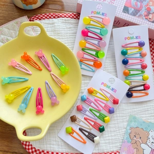 Set de pinzas para el cabello de colores de Mickey y estrellas para niñas en un plato