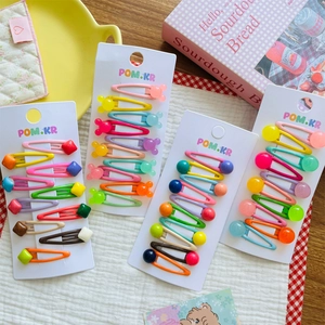 Detalle del set de pinzas para el cabello infantiles con perlas y Mickey coloridos