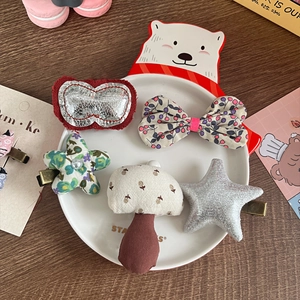 Lot de cinq barrettes à cheveux artisanales avec nœuds en tissu et étoiles