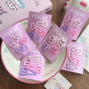 Set aus pastellrosa und lila Stern-Herz-Haarspangen für Mädchen auf Karton-Displays