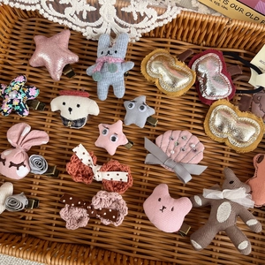 Barrettes à cheveux en tissu pour filles avec lapins tricotés et nœuds floraux sur plateau