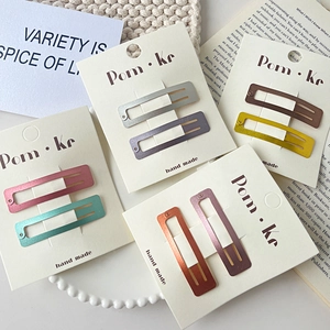 Barrettes à cheveux minimalistes en métal mat présentées sur une assiette décorative
