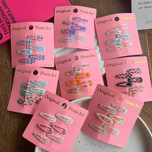 Set mit 5 bunten bedruckten Pailletten-BB-Haarspangen für Mädchen auf rosa Karte