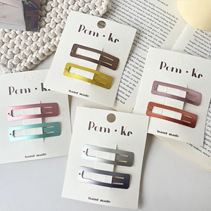Barrettes à cheveux rectangulaires en métal mat de différentes couleurs sur cartes