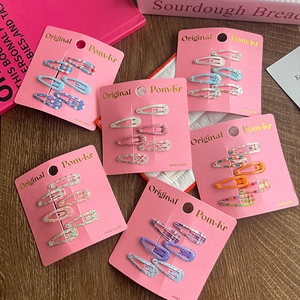3cm Mini bedruckte Pailletten-Haarspangen-Set für Mädchen auf rosa Karten auf Holzgrund