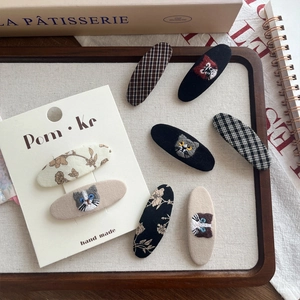 Barrettes d'automne abricot avec chats de dessin animé et motifs à carreaux sur plateau