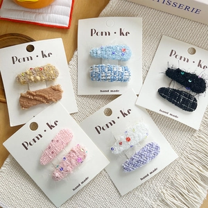 Détail de barrettes à cheveux en dentelle faites main en plusieurs couleurs