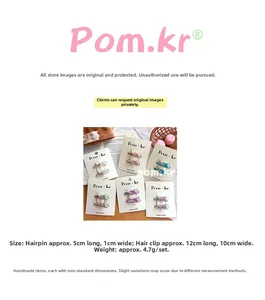 Détail de barrettes à cheveux en tissu coloré en forme d'étoile et de cœur sur cartes