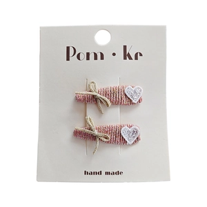 Barrettes à cheveux à nœuds tissés rose et or avec cœurs en dentelle sur carte
