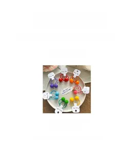 Vue détaillée de chouchous élastiques à double perle colorée en teintes vives