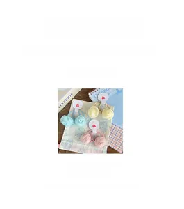 Détail des chouchous faits main en résille avec roses en rose, bleu et jaune pastel