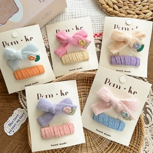 Set de pinzas para el pelo de punto con lazo y bordado floral en colores pastel