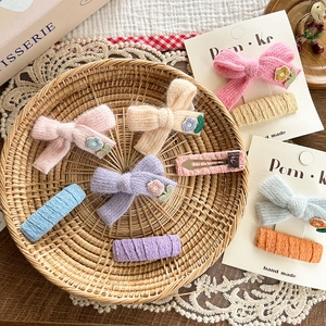 Set de pinzas para el pelo de punto hechas a mano con flores bordadas y lazos pastel