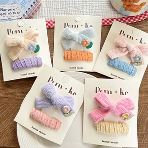 Cinco sets de pinzas para el pelo con lazos de punto y flores bordadas a mano en colores
