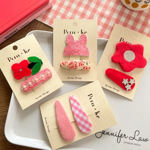 Détail de barrettes en tissu style coréen avec perles et lapins sur carte