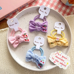 Lot de chouchous nœuds avec broderie cerise en rose pastel, violet, jaune et bleu